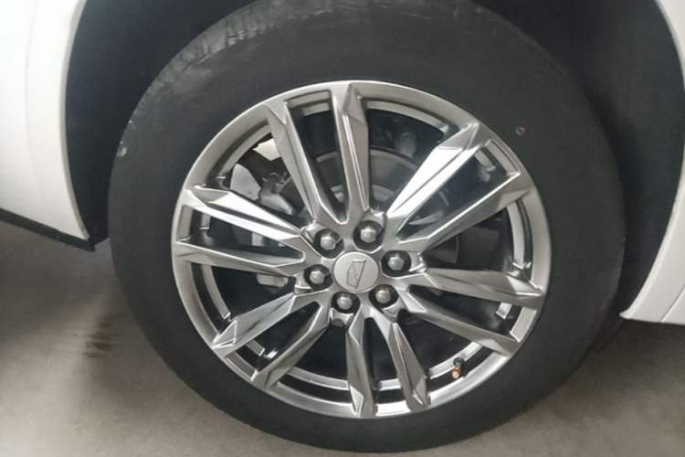 Used Cadillac XT6 2022 2.0T Six-Seater Four-Wheel Drive Luxury Version Right Rear Wheel Hub