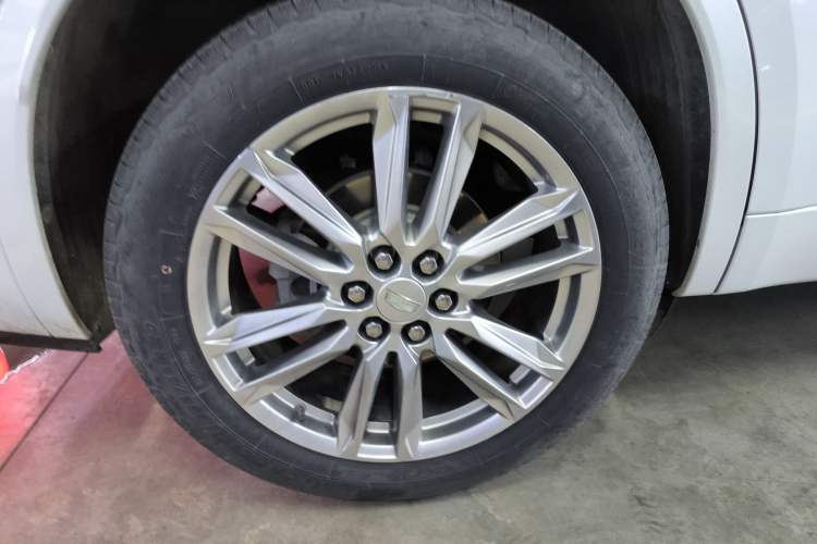 Used Cadillac XT6 2022 2.0T Six-Seater Two-Wheel-Drive Luxury Version Right Rear Wheel Hub