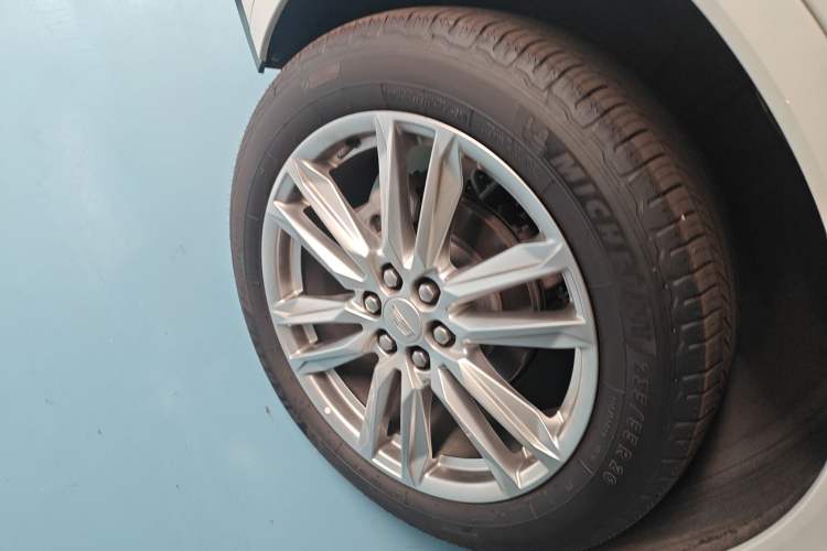Used Cadillac XT6 2022 2.0T Six-Seater Four-Wheel Drive Luxury Version Right Rear Wheel Hub