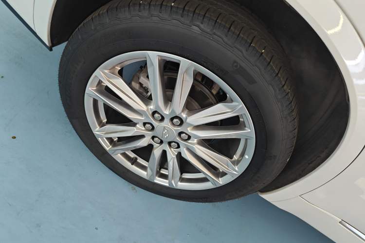 Used Cadillac XT6 2022 2.0T Six-Seater Four-Wheel Drive Luxury Version Right Rear Wheel Hub