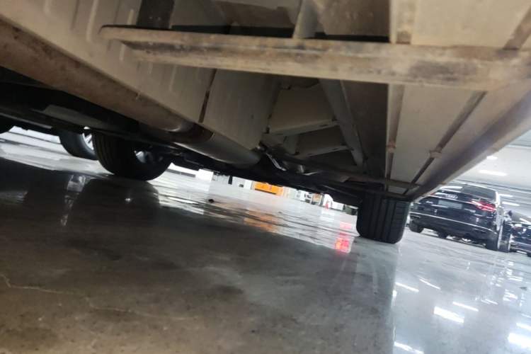 Used Cadillac XT6 2022 2.0T Six-Seater Two-Wheel-Drive Luxury Version Right Side Sill