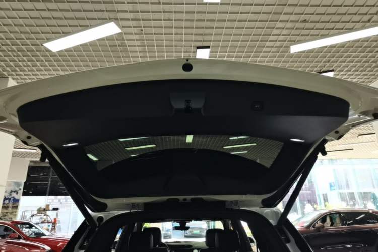 Used Cadillac XT6 2022 2.0T Six-Seater Four-Wheel Drive Luxury Version Trunk