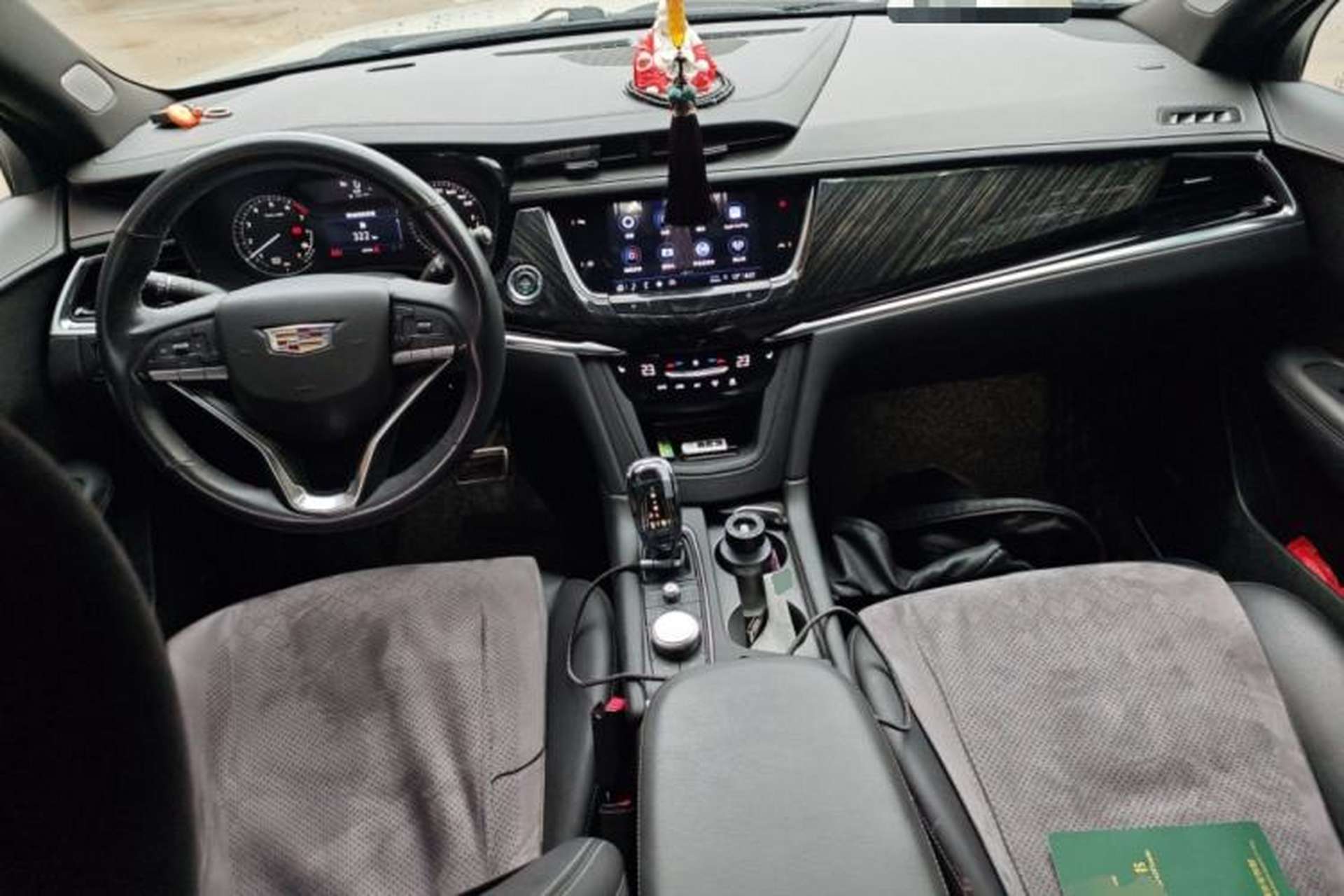 Used Cadillac XT6 2022 2.0T Six-Seater Two-Wheel-Drive Luxury Version Center Console