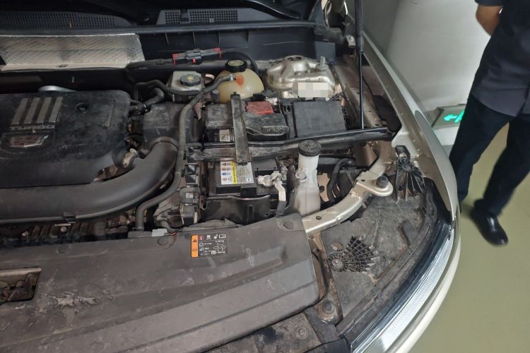 Used Cadillac XT6 2022 2.0T Six-Seater Four-Wheel-Drive Prestige Version Engine Bay Left