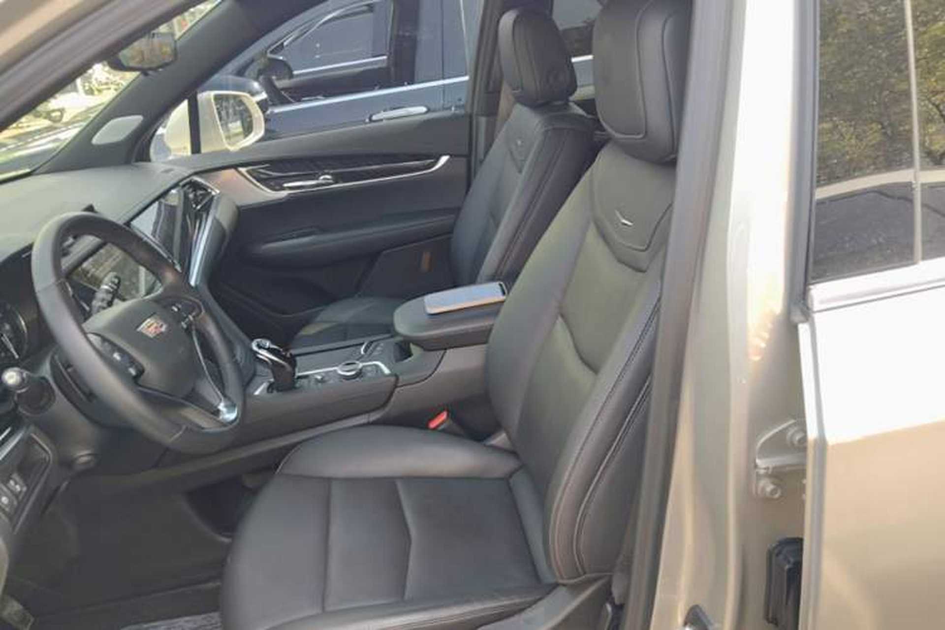 Used Cadillac XT6 2022 2.0T Six-Seater Four-Wheel Drive Luxury Version Left Front Seat