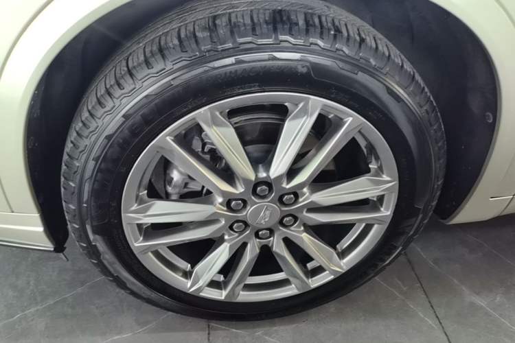 Used Cadillac XT6 2022 2.0T Six-Seater Four-Wheel Drive Luxury Version Left Front Wheel Hub