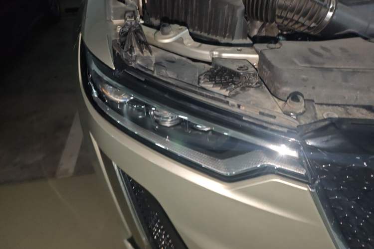 Used Cadillac XT6 2022 2.0T Six-Seater Four-Wheel-Drive Prestige Version Right Front Headlight