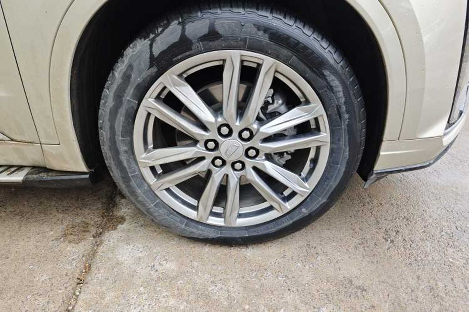 Used Cadillac XT6 2022 2.0T Six-Seater Two-Wheel-Drive Luxury Version Right Front Wheel Hub