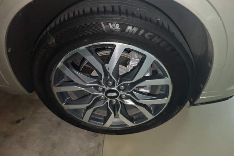 Used Cadillac XT6 2022 2.0T Six-Seater Four-Wheel-Drive Prestige Version Right Front Wheel Hub