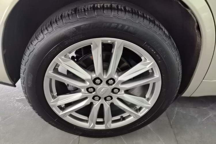 Used Cadillac XT6 2022 2.0T Six-Seater Four-Wheel Drive Luxury Version Right Rear Wheel Hub