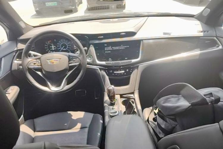 Used Cadillac XT6 2023 2.0T Six-Seater Four-Wheel-Drive Platinum Edition Black Diamond Version Center Console