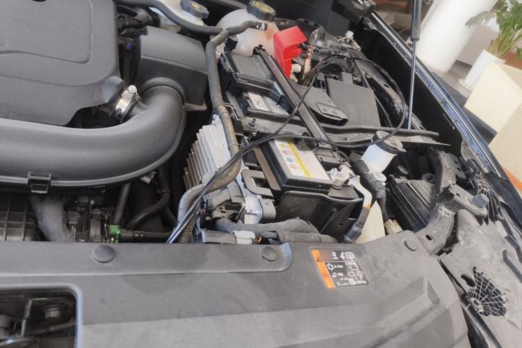 Used Cadillac XT6 2023 2.0T Six-Seater Four-Wheel-Drive Platinum Edition Black Diamond Version Engine Bay Left