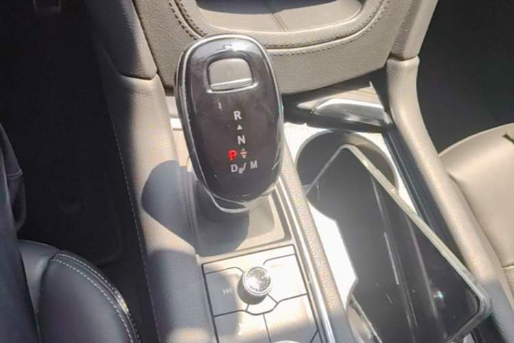 Used Cadillac XT6 2023 2.0T Six-Seater Four-Wheel-Drive Platinum Edition Black Diamond Version Gear Lever