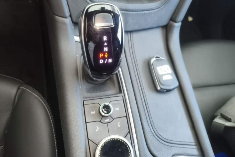 Used Cadillac XT6 2023 2.0T Six-Seater Four-Wheel-Drive Platinum Edition Black Diamond Version Gear Lever