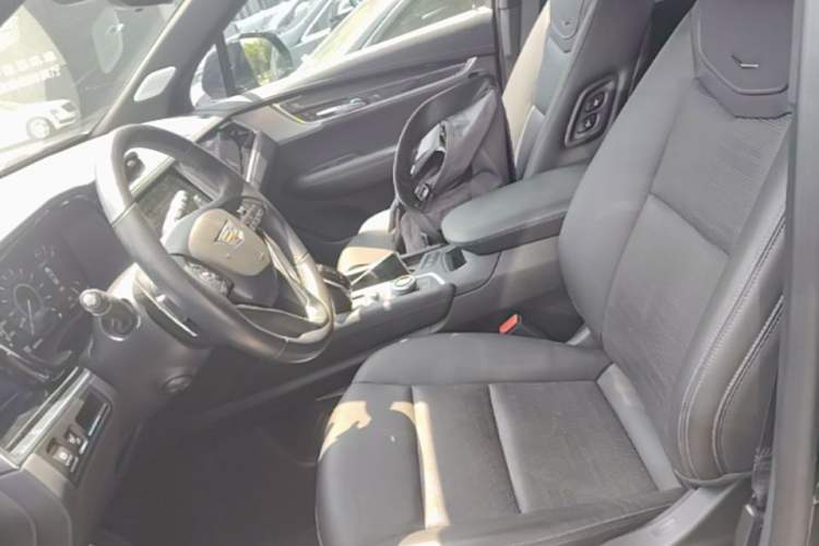 Used Cadillac XT6 2023 2.0T Six-Seater Four-Wheel-Drive Platinum Edition Black Diamond Version Left Front Seat