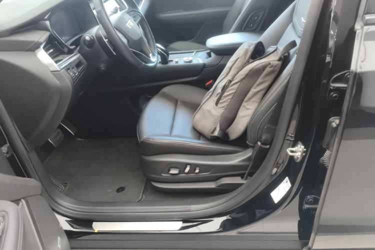Used Cadillac XT6 2023 2.0T Six-Seater Four-Wheel-Drive Platinum Edition Black Diamond Version Left Front Seat