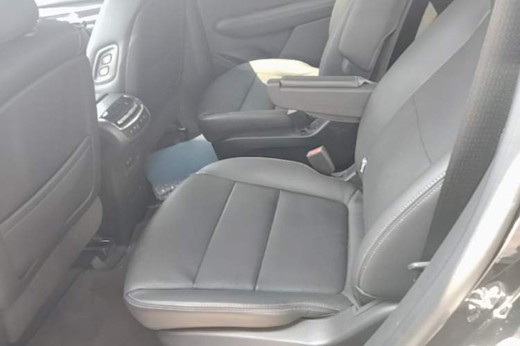 Used Cadillac XT6 2023 2.0T Six-Seater Four-Wheel-Drive Platinum Edition Black Diamond Version Left Rear Seat