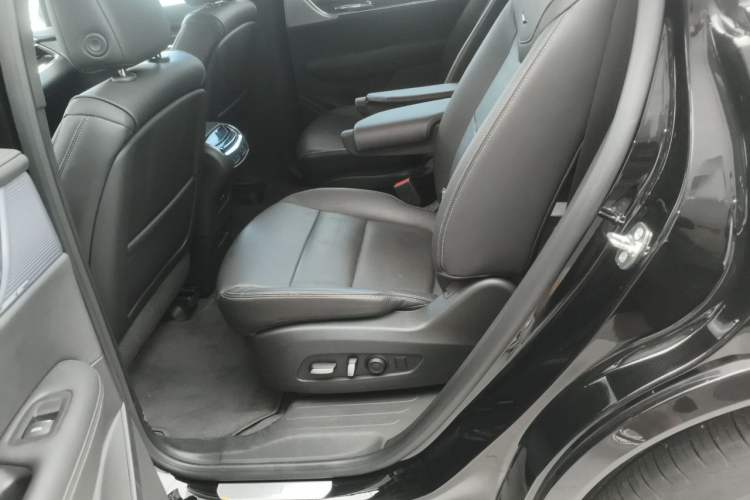 Used Cadillac XT6 2023 2.0T Six-Seater Four-Wheel-Drive Platinum Edition Black Diamond Version Left Rear Seat