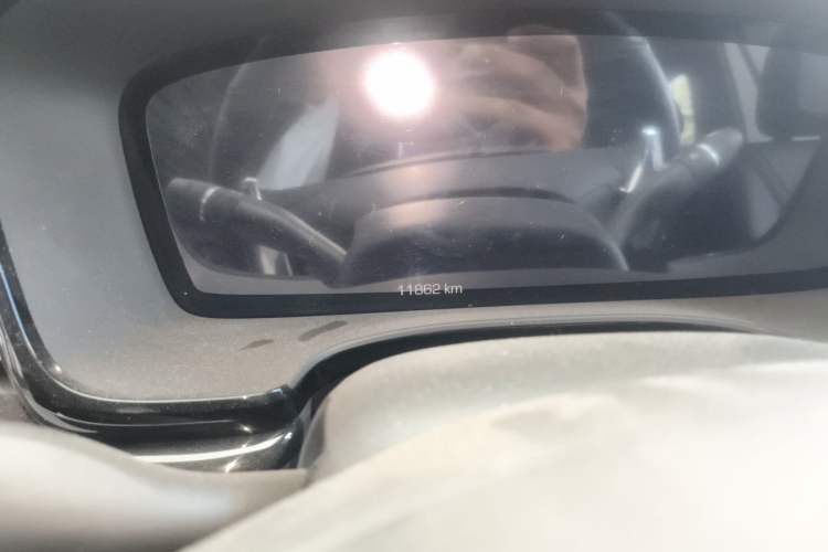 Used Cadillac XT6 2023 2.0T Six-Seater Four-Wheel-Drive Platinum Edition Black Diamond Version Odometer Close Up
