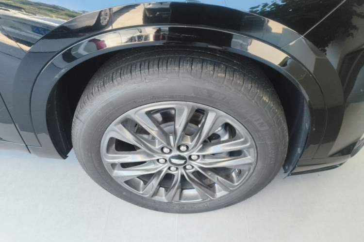 Used Cadillac XT6 2023 2.0T Six-Seater Four-Wheel-Drive Platinum Edition Black Diamond Version Right Front Wheel Hub