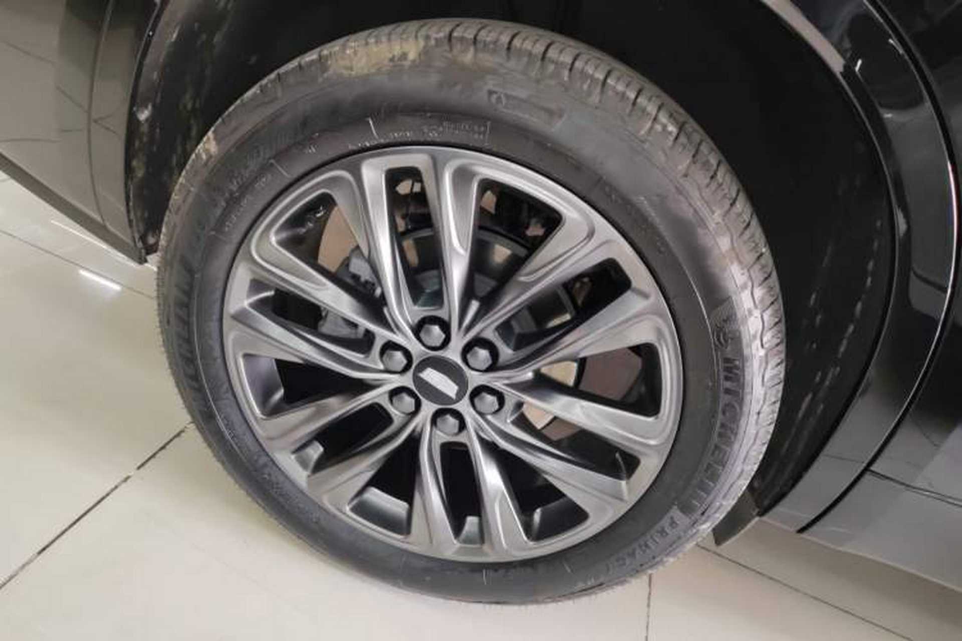 Used Cadillac XT6 2023 2.0T Six-Seater Four-Wheel-Drive Platinum Edition Black Diamond Version Right Rear Wheel Hub