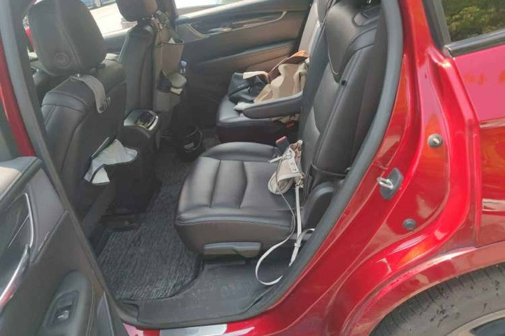 Used Cadillac XT6 2023 2.0T Six-Seater Four-Wheel-Drive Platinum Edition Black Diamond Version Left Rear Seat