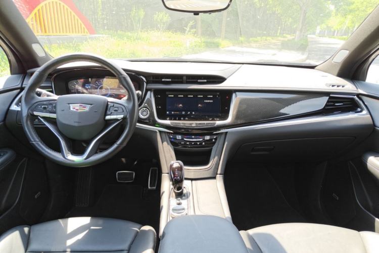Used Cadillac XT6 2025 2.0T Six-Seater All-Wheel-Drive Prestige Executive Black Label Version Center Console
