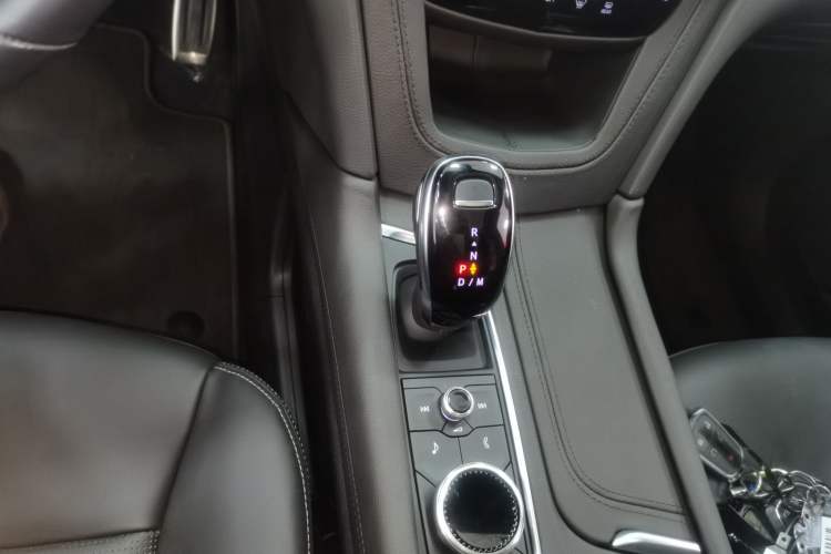 Used Cadillac XT6 2025 2.0T Six-Seater All-Wheel-Drive Prestige Executive Black Label Version Gear Lever