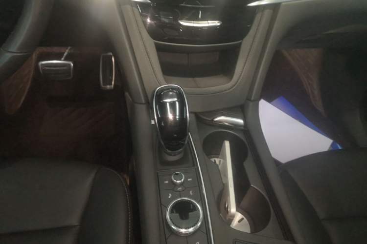 Used Cadillac XT6 2025 2.0T Six-Seater All-Wheel-Drive Prestige Executive Black Label Version Gear Lever