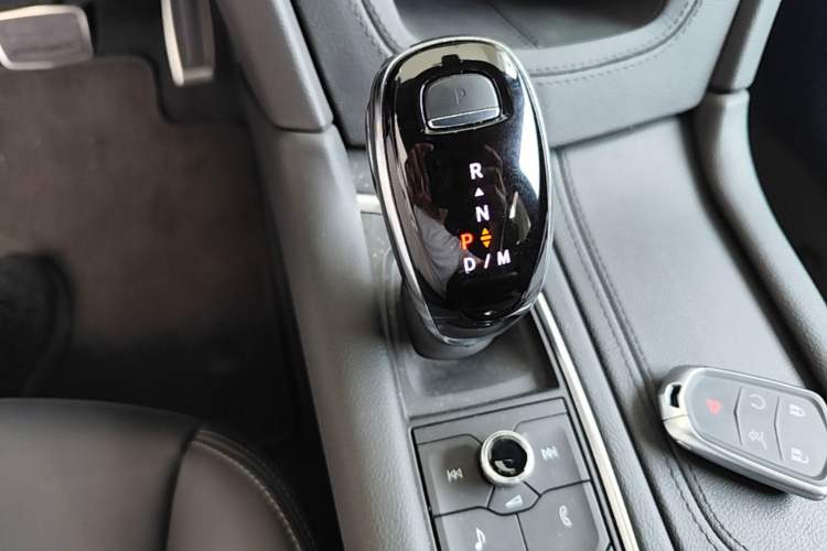 Used Cadillac XT6 2025 2.0T Six-Seater All-Wheel-Drive Prestige Executive Black Label Version Gear Lever