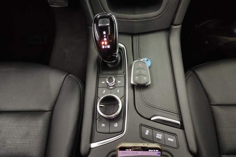 Used Cadillac XT6 2025 2.0T Six-Seater All-Wheel-Drive Prestige Executive Black Label Version Gear Lever