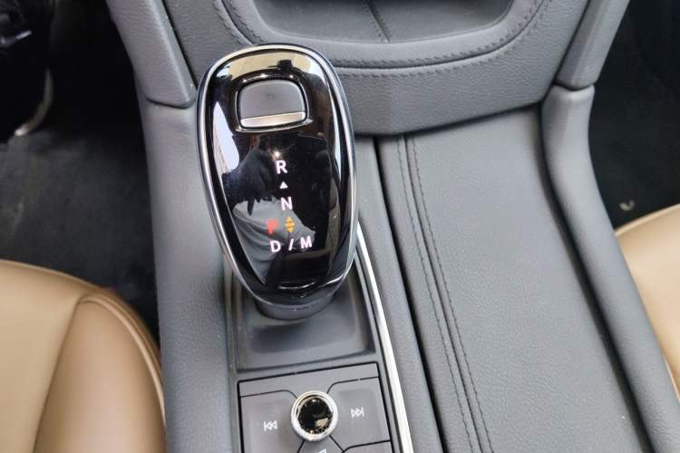 Used Cadillac XT6 2025 2.0T Six-Seater Four-Wheel-Drive Platinum Executive Black Label Version Gear Lever