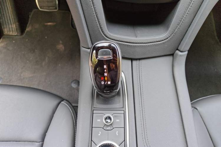 Used Cadillac XT6 2025 2.0T Six-Seater All-Wheel-Drive Prestige Executive Black Label Version Gear Lever