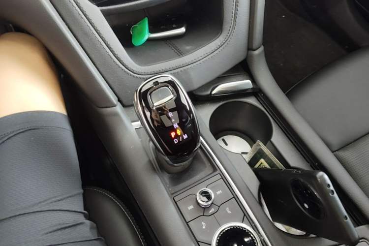 Used Cadillac XT6 2025 2.0T Six-Seater All-Wheel-Drive Prestige Executive Black Label Version Gear Lever