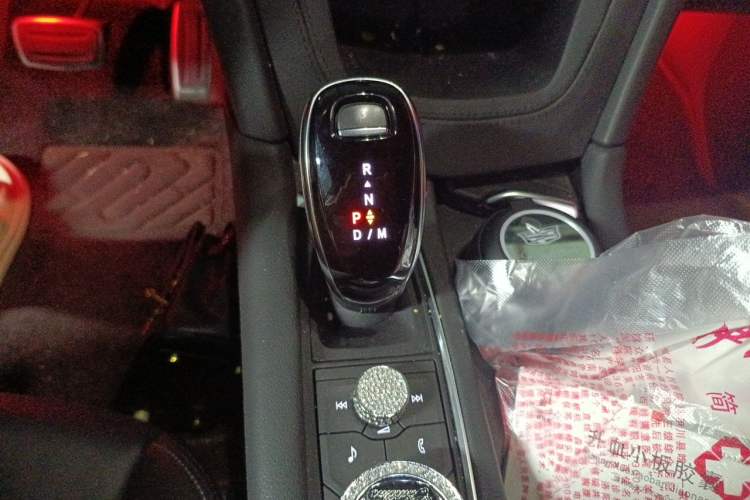 Used Cadillac XT6 2025 2.0T Six-Seater All-Wheel-Drive Prestige Executive Black Label Version Gear Lever