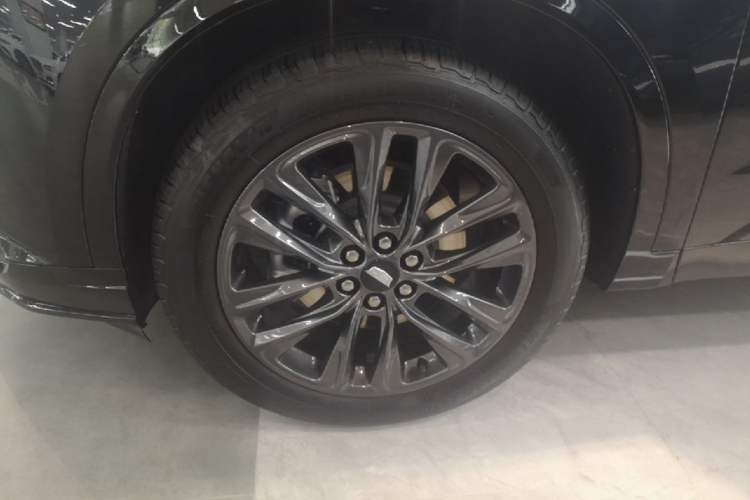 Used Cadillac XT6 2025 2.0T Six-Seater All-Wheel-Drive Prestige Executive Black Label Version Left Front Wheel Hub