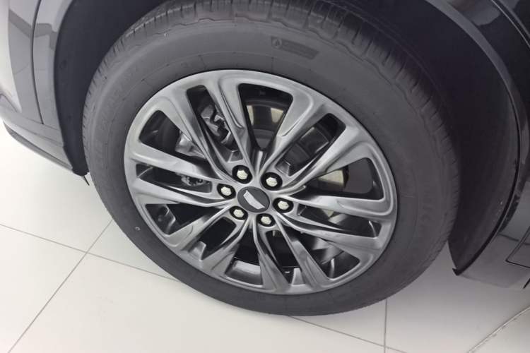 Used Cadillac XT6 2025 2.0T Six-Seater All-Wheel-Drive Prestige Executive Black Label Version Left Front Wheel Hub