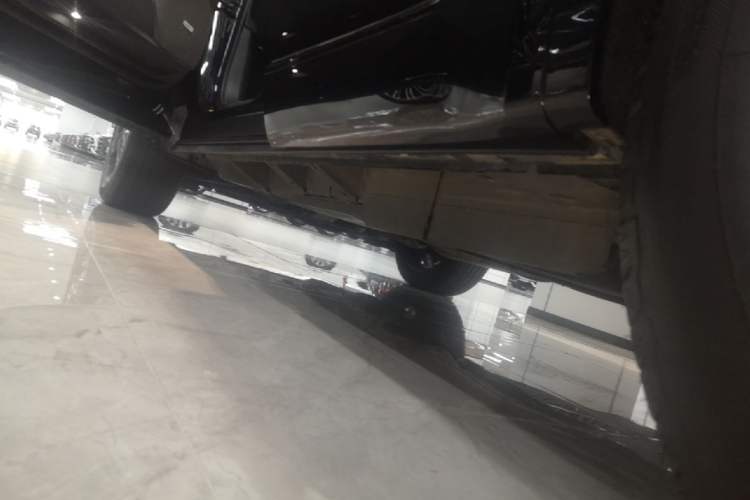 Used Cadillac XT6 2025 2.0T Six-Seater All-Wheel-Drive Prestige Executive Black Label Version Left Side Sill