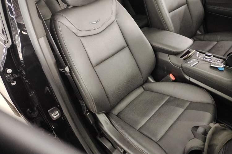 Used Cadillac XT6 2025 2.0T Six-Seater All-Wheel-Drive Prestige Executive Black Label Version Right Front Seat