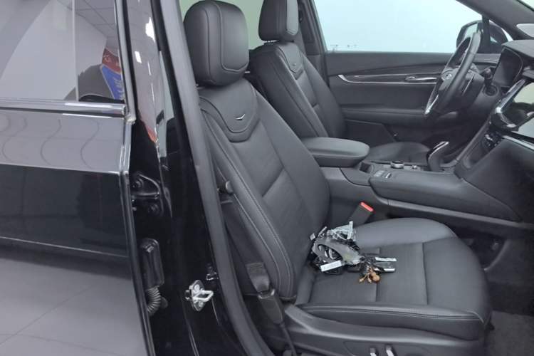 Used Cadillac XT6 2025 2.0T Six-Seater All-Wheel-Drive Prestige Executive Black Label Version Right Front Seat