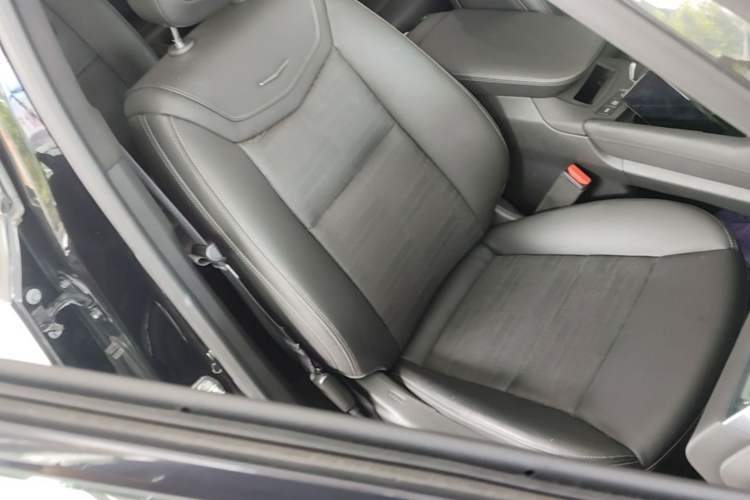 Used Cadillac XT6 2025 2.0T Six-Seater All-Wheel-Drive Prestige Executive Black Label Version Right Front Seat
