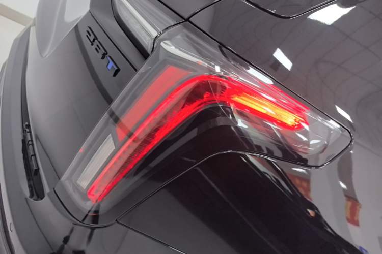 Used Cadillac XT6 2025 2.0T Six-Seater All-Wheel-Drive Prestige Executive Black Label Version Right Rear Taillight