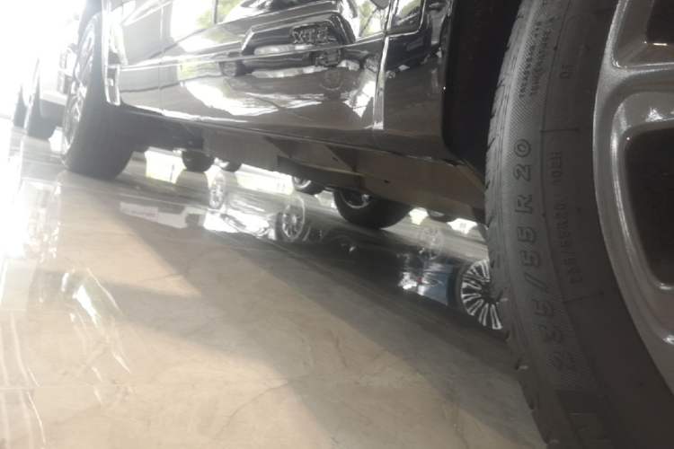 Used Cadillac XT6 2025 2.0T Six-Seater All-Wheel-Drive Prestige Executive Black Label Version Right Side Sill