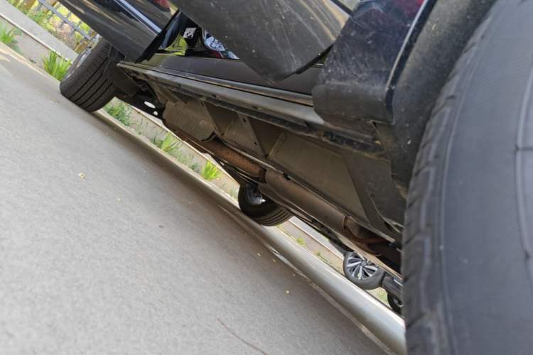 Used Cadillac XT6 2025 2.0T Six-Seater All-Wheel-Drive Prestige Executive Black Label Version Right Side Sill