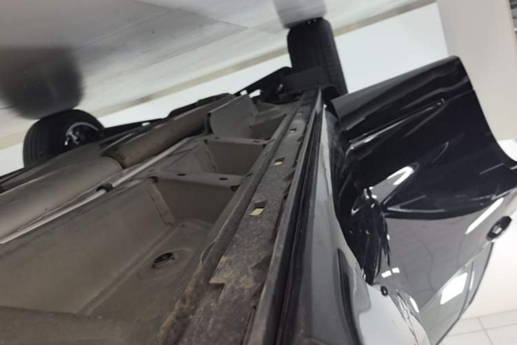 Used Cadillac XT6 2025 2.0T Six-Seater All-Wheel-Drive Prestige Executive Black Label Version Right Side Sill