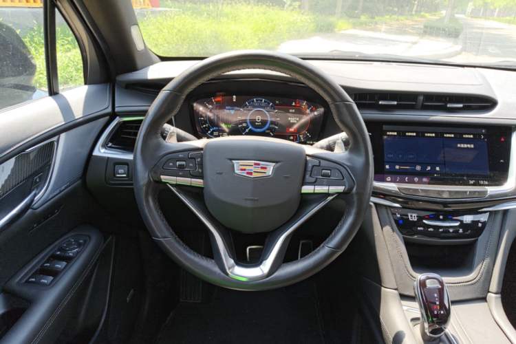 Used Cadillac XT6 2025 2.0T Six-Seater All-Wheel-Drive Prestige Executive Black Label Version Steering Wheel