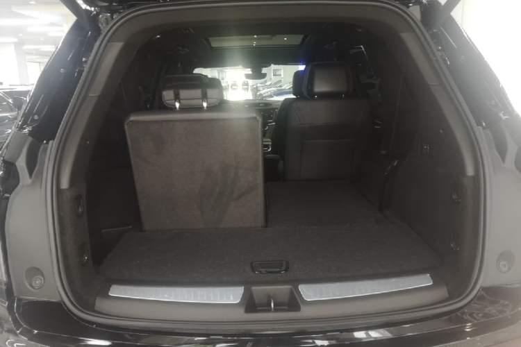 Used Cadillac XT6 2025 2.0T Six-Seater All-Wheel-Drive Prestige Executive Black Label Version Trunk