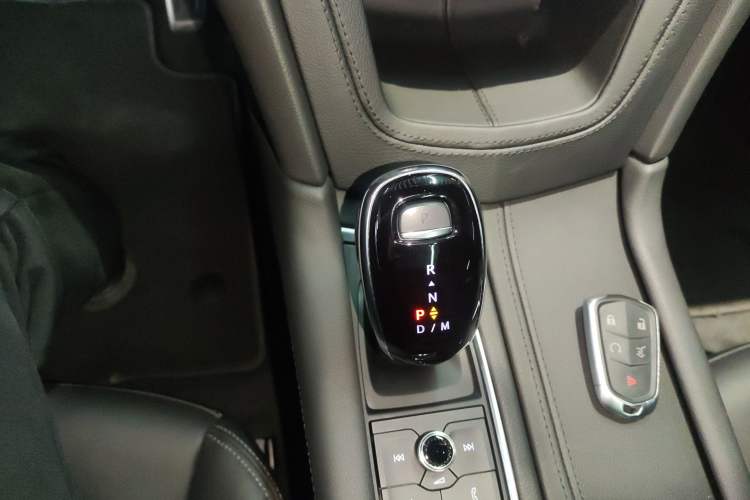 Used Cadillac XT6 2025 2.0T Six-Seater All-Wheel-Drive Prestige Executive Black Label Version Gear Lever