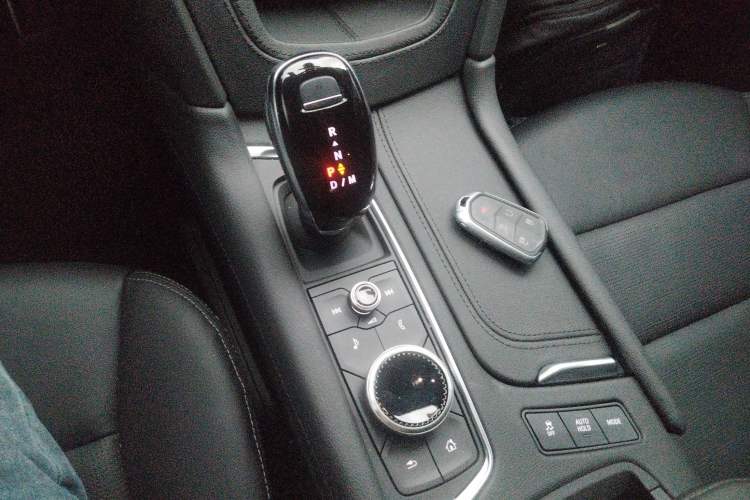 Used Cadillac XT6 2025 2.0T Six-Seater All-Wheel-Drive Prestige Executive Black Label Version Gear Lever