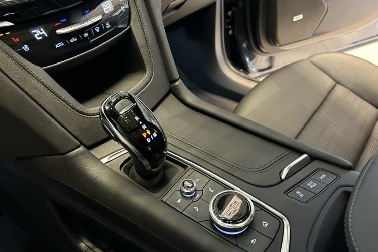 Used Cadillac XT6 2025 2.0T Six-Seater Four-Wheel-Drive Luxury Executive Classic Edition Gear Lever